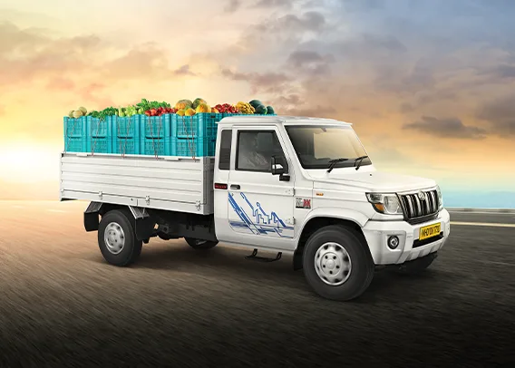 Bolero MaXX HD, front three-quarter with a loaded cargo bed