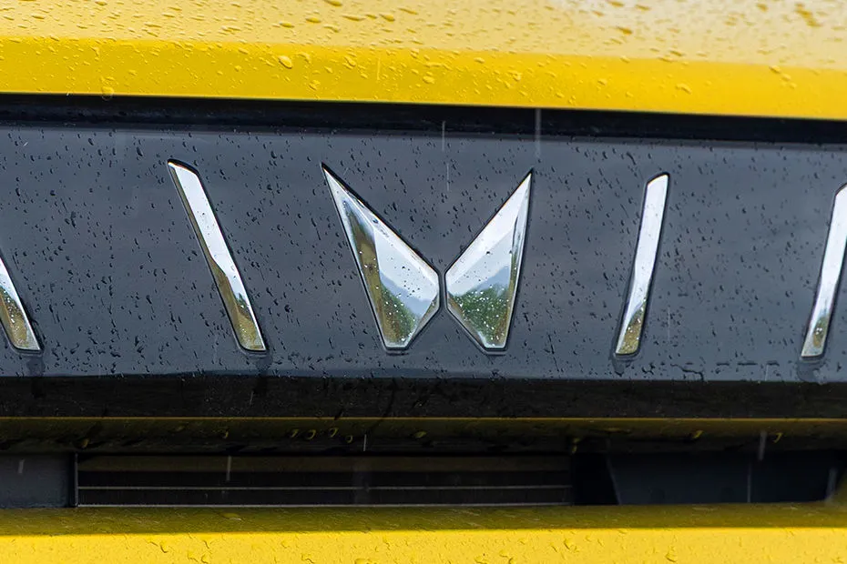 XUV 3XO, front grille styling