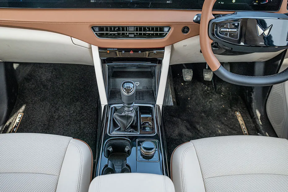XUV 7XO center console