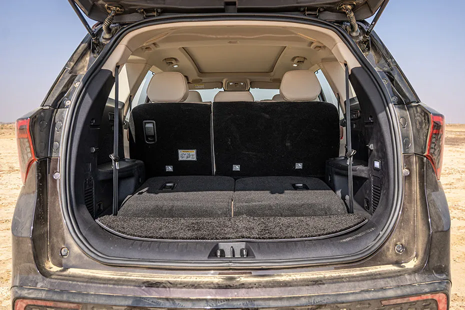 XUV 7XO boot space