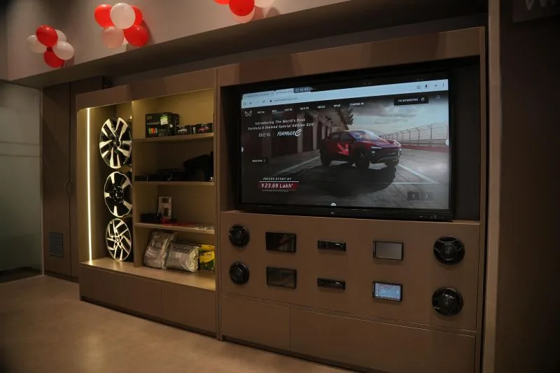 Mahindra Modi service centre workshop